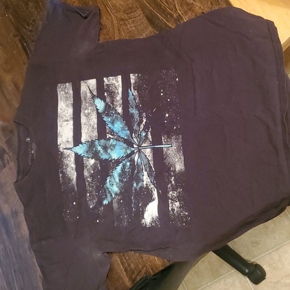Men's Socwatees Medium Cannabis leaf shirt